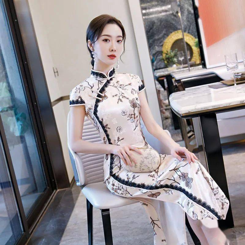 35岁以上的女人, 拥有一件“旗袍”, 将你的漂亮展现得淋漓尽致‘熊猫体育公司’(图3)
35岁以上的女人, 拥有一件“旗袍”, 将你的漂亮展现得淋漓尽致‘熊猫体育公司’(图3)