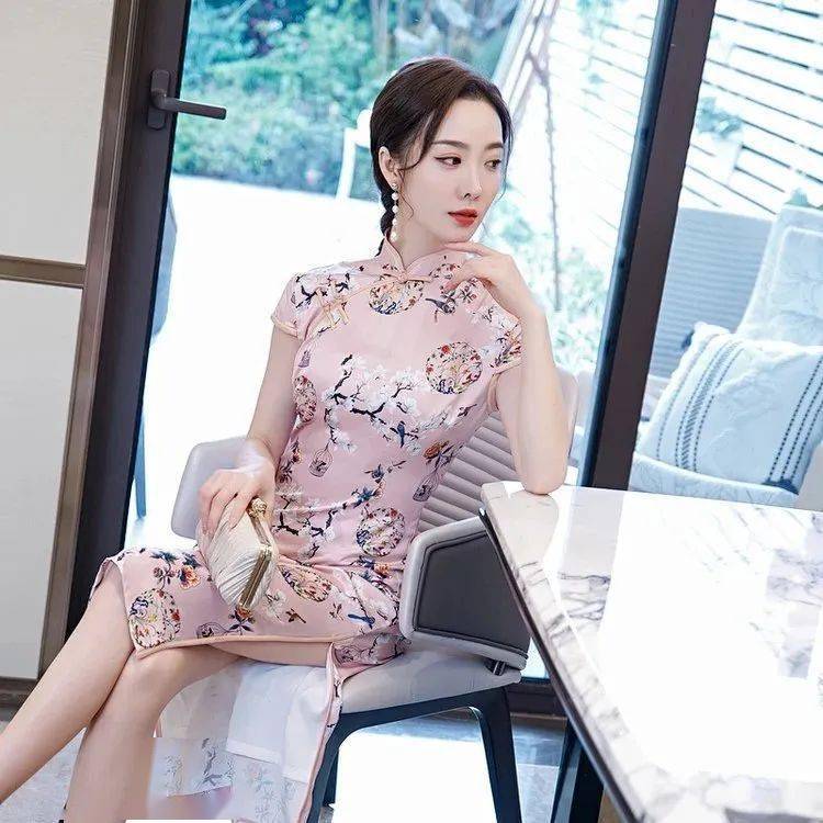 35岁以上的女人, 拥有一件“旗袍”, 将你的漂亮展现得淋漓尽致‘熊猫体育公司’(图6)
35岁以上的女人, 拥有一件“旗袍”, 将你的漂亮展现得淋漓尽致‘熊猫体育公司’(图6)