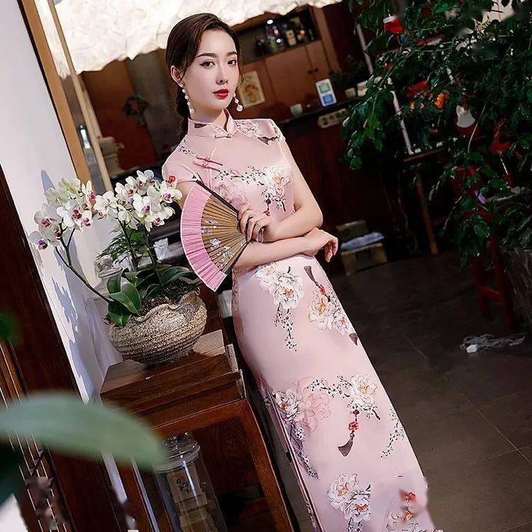 35岁以上的女人, 拥有一件“旗袍”, 将你的漂亮展现得淋漓尽致‘熊猫体育公司’(图7)
35岁以上的女人, 拥有一件“旗袍”, 将你的漂亮展现得淋漓尽致‘熊猫体育公司’(图7)