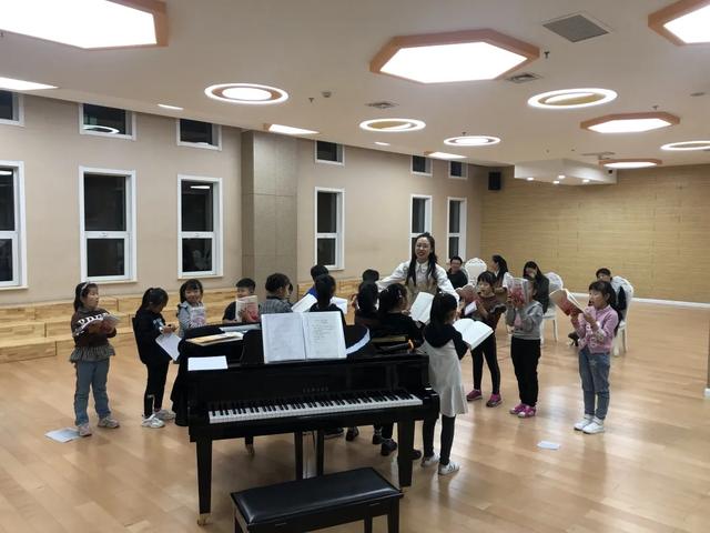 【熊猫体育公司】西安形体礼仪培训班哪家好(图1) 熊猫体育公司