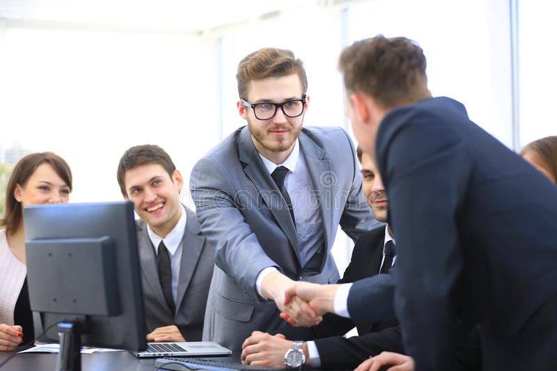 “熊猫体育首页”东航巴黎至昆明航班遇气流颠簸 初核26人受伤(图4) 熊猫体育首页