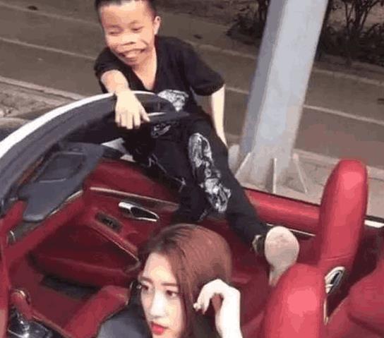 “熊猫体育首页”东航巴黎至昆明航班遇气流颠簸 初核26人受伤(图2) 熊猫体育