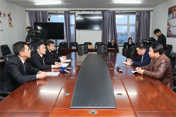 熊猫体育首页|印度农民“手撕”2米长活蟒 挤出被吞山羊(组图)(图1) 熊猫体育公司